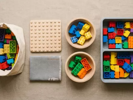 Flatlay-Arrangement rund um Gebaeudebausatz zum Thema LEGO Friends Heartlake City, weiches Oberlicht - Foto: THN