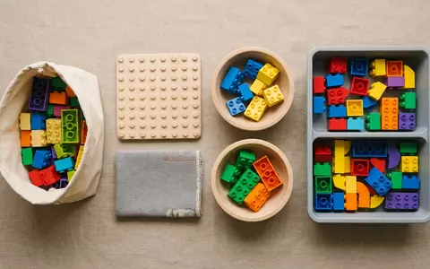 Flatlay-Arrangement rund um Gebaeudebausatz zum Thema LEGO Friends Heartlake City, weiches Oberlicht - Foto: THN