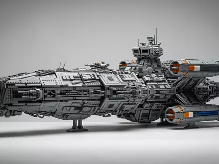 Fotorealistische Studioaufnahme von Raumschiffbausatz zum Thema LEGO Star Wars Millennium, klare Lichtfuehrung - Foto: THN