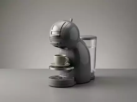 Fotorealistische Studioaufnahme von Kapselkaffeemaschine zum Thema Nespresso Vertuo Pop Kaffeemaschine, klare Lichtfuehrung - Foto: THN