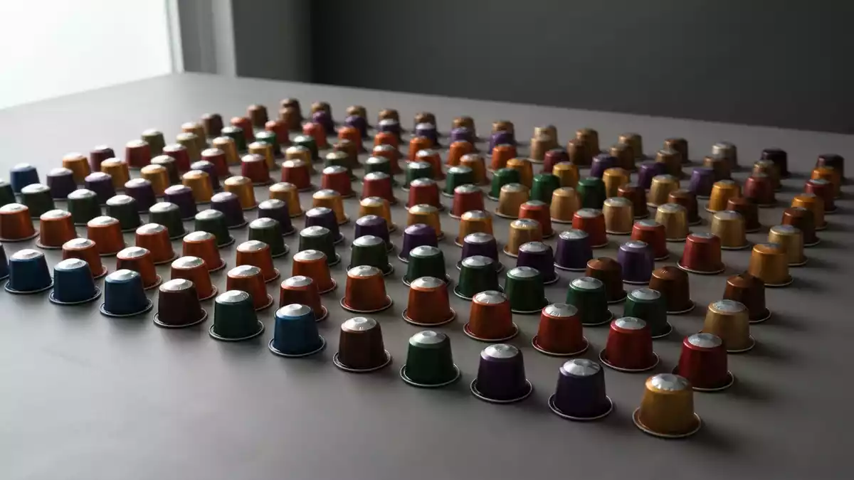 Fotorealistische Studioansicht von Kaffeekapseln in neutraler Produktdarstellung