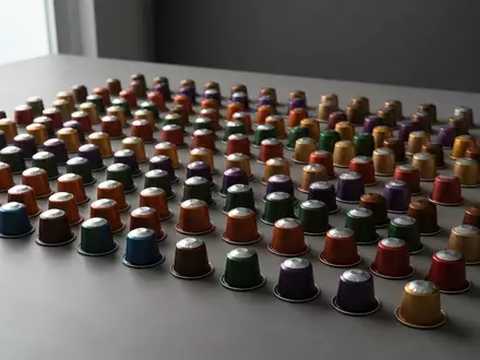 Fotorealistische Studioaufnahme von Kaffeekapseln zum Thema Nescafé Dolce Gusto Kaffeekapseln, klare Lichtfuehrung - Foto: THN