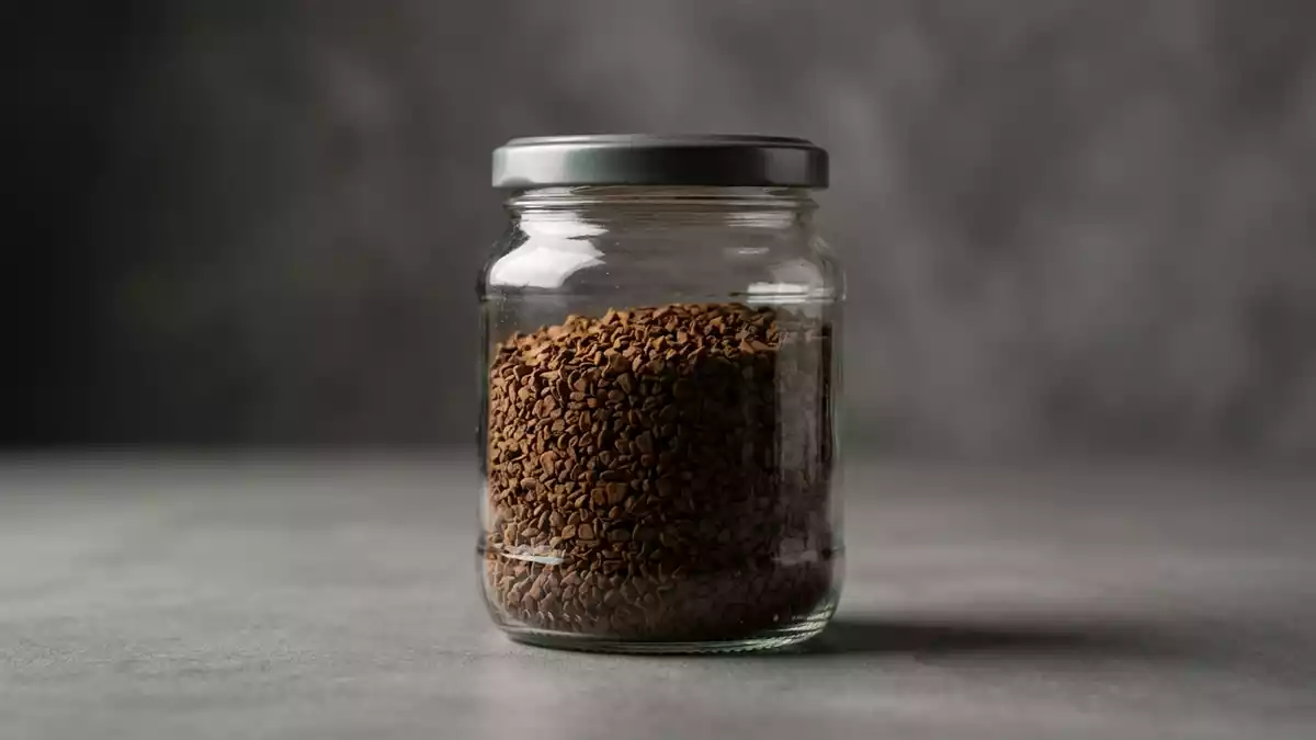 Fotorealistische Studioansicht von Instantkaffee in neutraler Produktdarstellung