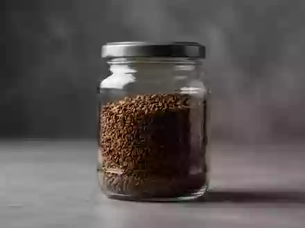 Fotorealistische Studioaufnahme von Instantkaffee zum Thema Nescafé Gold Löslicher Kaffee, klare Lichtfuehrung - Foto: THN