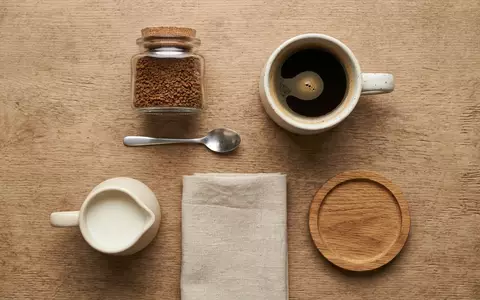 Flatlay-Arrangement rund um Instantkaffee zum Thema Nescafé Gold Löslicher Kaffee, weiches Oberlicht - Foto: THN