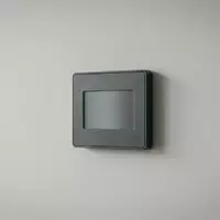 Fotorealistische Studioaufnahme von Raumthermostat zum Thema Netatmo Smart Thermostat NTH01-DE-EC, klare Lichtfuehrung - Foto: THN