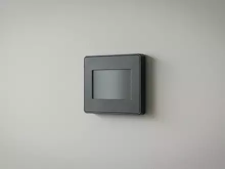 Fotorealistische Studioaufnahme von Raumthermostat zum Thema Netatmo Smart Thermostat NTH01-DE-EC, klare Lichtfuehrung - Foto: THN