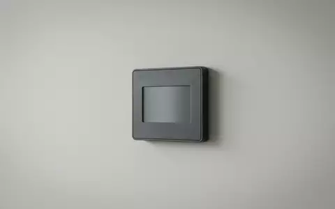 Fotorealistische Studioaufnahme von Raumthermostat zum Thema Netatmo Smart Thermostat NTH01-DE-EC, klare Lichtfuehrung - Foto: THN