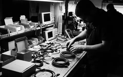 Schwarzweiss-Reportage mit USB-C-Kabel zum Thema Native Union Night Kabel, hoher Kontrast, sachlich dargestellt - Foto: THN