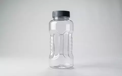 Fotorealistische Studioaufnahme von Sporttrinkflasche zum Thema Nayad Tritan 900ml Sport, klare Lichtfuehrung - Foto: THN