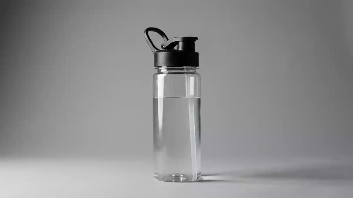 Fotorealistische Studioansicht von Sporttrinkflasche in neutraler Produktdarstellung