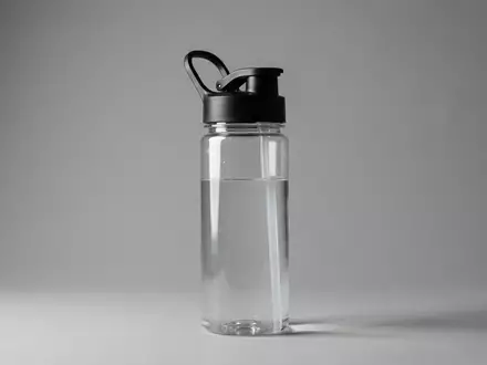 Fotorealistische Studioaufnahme von Sporttrinkflasche zum Thema Nalgene On The Fly, klare Lichtfuehrung - Foto: THN