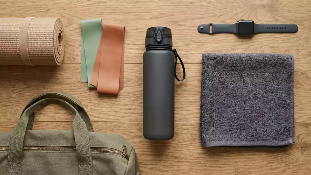Flatlay-Arrangement rund um Sporttrinkflasche mit passenden Requisiten von oben