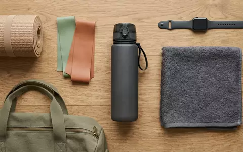 Flatlay-Arrangement rund um Sporttrinkflasche zum Thema Nalgene On The Fly, weiches Oberlicht - Foto: THN