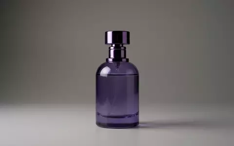 Fotorealistische Studioaufnahme von Eau de Parfum zum Thema Calvin Klein Euphoria EdP, klare Lichtfuehrung - Foto: THN