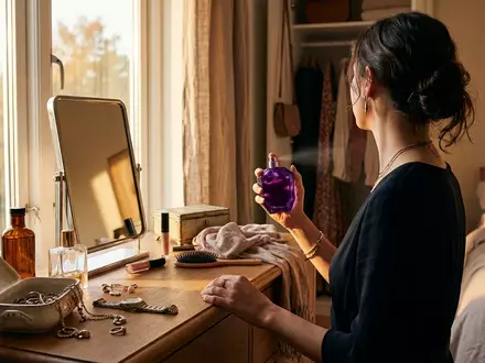 Fotorealistische Aufnahme von Eau de Parfum im Schlafzimmer zum Thema Calvin Klein Euphoria EdP - Foto: THN