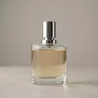 Fotorealistische Studioaufnahme von Eau de Toilette zum Thema Burberry Weekend Homme EdT, klare Lichtfuehrung - Foto: THN