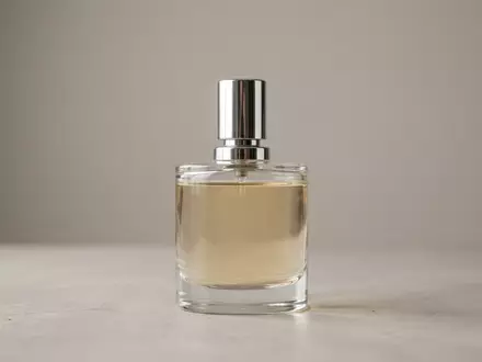 Fotorealistische Studioaufnahme von Eau de Toilette zum Thema Burberry Weekend Homme EdT, klare Lichtfuehrung - Foto: THN