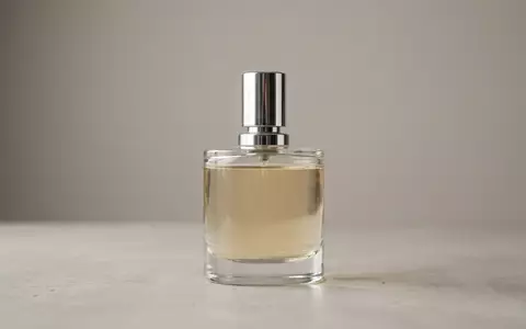 Fotorealistische Studioaufnahme von Eau de Toilette zum Thema Burberry Weekend Homme EdT, klare Lichtfuehrung - Foto: THN