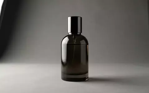 Fotorealistische Studioaufnahme von Eau de Toilette zum Thema Burberry Brit EdT Homme, klare Lichtfuehrung - Foto: THN