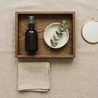 Flatlay-Arrangement rund um Eau de Toilette zum Thema Burberry Brit EdT Homme, weiches Oberlicht - Foto: THN