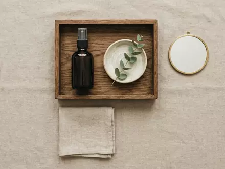Flatlay-Arrangement rund um Eau de Toilette zum Thema Burberry Brit EdT Homme, weiches Oberlicht - Foto: THN