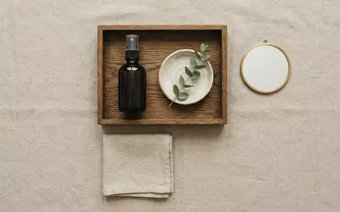 Flatlay-Arrangement rund um Eau de Toilette zum Thema Burberry Brit EdT Homme, weiches Oberlicht - Foto: THN