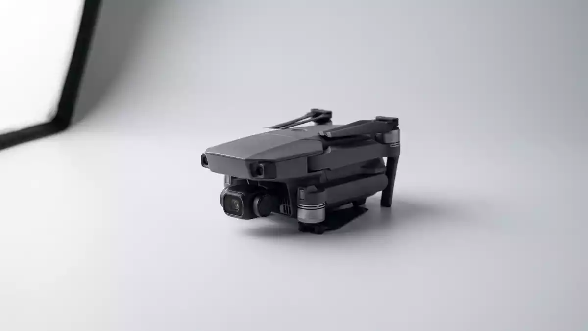 Fotorealistische Studioansicht von Kameradrohne in neutraler Produktdarstellung