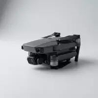 Fotorealistische Studioaufnahme von Kameradrohne zum Thema DJI Mini 4K, klare Lichtfuehrung, sachlich dargestellt - Foto: THN