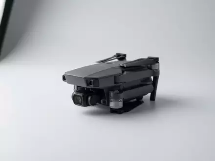 Fotorealistische Studioaufnahme von Kameradrohne zum Thema DJI Mini 4K, klare Lichtfuehrung, sachlich dargestellt - Foto: THN