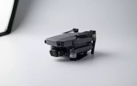 Fotorealistische Studioaufnahme von Kameradrohne zum Thema DJI Mini 4K, klare Lichtfuehrung, sachlich dargestellt - Foto: THN