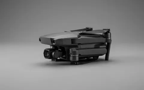 Fotorealistische Studioaufnahme von Kameradrohne zum Thema DJI Mini 2 SE, klare Lichtfuehrung - Foto: THN