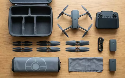 Flatlay-Arrangement rund um Kameradrohne zum Thema DJI Mini 2 SE, weiches Oberlicht - Foto: THN