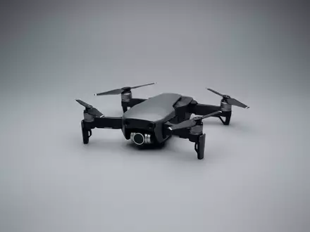 Fotorealistische Studioaufnahme von Kameradrohne zum Thema DJI Neo, klare Lichtfuehrung, sachlich dargestellt - Foto: THN