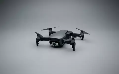 Fotorealistische Studioaufnahme von Kameradrohne zum Thema DJI Neo, klare Lichtfuehrung, sachlich dargestellt - Foto: THN