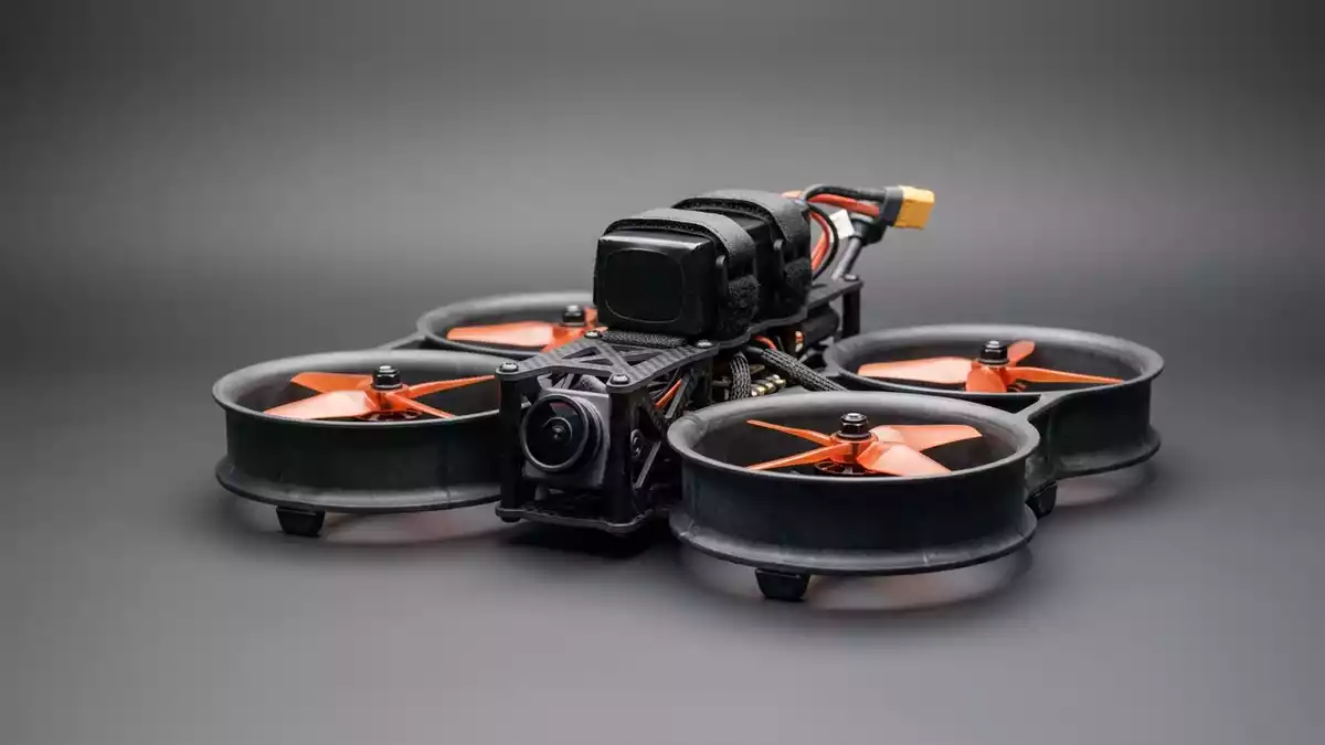 Fotorealistische Studioansicht von Kameradrohne in neutraler Produktdarstellung