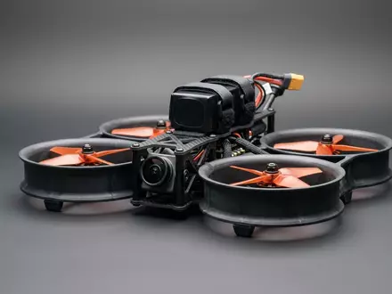 Fotorealistische Studioaufnahme von Kameradrohne zum Thema DJI Avata 2 Fly, klare Lichtfuehrung - Foto: THN