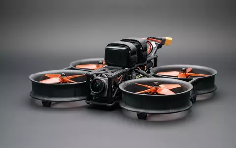 Fotorealistische Studioaufnahme von Kameradrohne zum Thema DJI Avata 2 Fly, klare Lichtfuehrung - Foto: THN