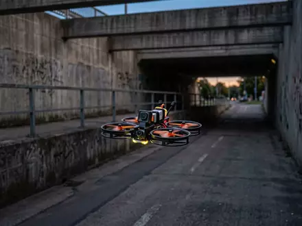 Fotorealistische Aufnahme von Kameradrohne an der Kueste zum Thema DJI Avata 2 Fly, natuerliches Licht - Foto: THN
