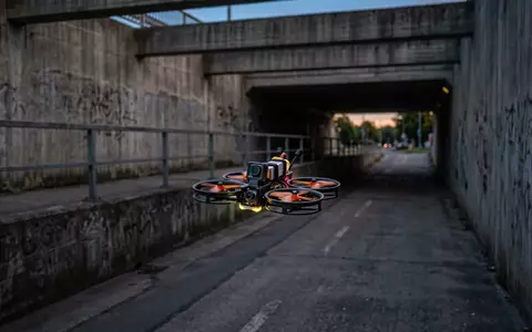 Fotorealistische Aufnahme von Kameradrohne an der Kueste zum Thema DJI Avata 2 Fly, natuerliches Licht - Foto: THN