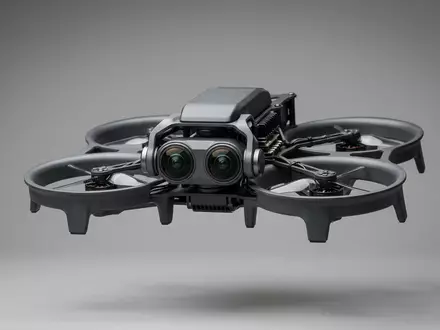 Fotorealistische Studioaufnahme von Kameradrohne zum Thema DJI Avata 360, klare Lichtfuehrung, sachlich dargestellt - Foto: THN