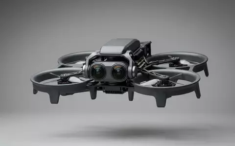 Fotorealistische Studioaufnahme von Kameradrohne zum Thema DJI Avata 360, klare Lichtfuehrung, sachlich dargestellt - Foto: THN