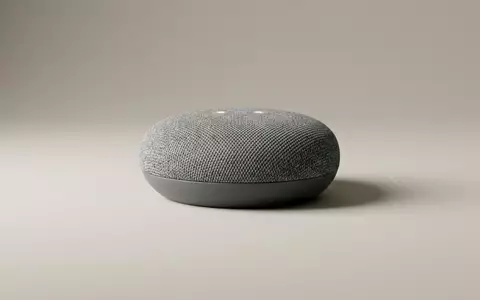 Fotorealistische Studioaufnahme von Smarte Lautsprecherbox zum Thema Google Nest Mini 2., klare Lichtfuehrung - Foto: THN