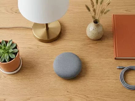 Flatlay-Arrangement rund um Smarte Lautsprecherbox zum Thema Google Nest Mini 2., weiches Oberlicht - Foto: THN