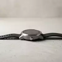 Fotorealistische Studioaufnahme von Smartwatch zum Thema Amazfit Bip 5 Smartwatch, klare Lichtfuehrung - Foto: THN