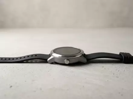 Fotorealistische Studioaufnahme von Smartwatch zum Thema Amazfit Bip 5 Smartwatch, klare Lichtfuehrung - Foto: THN