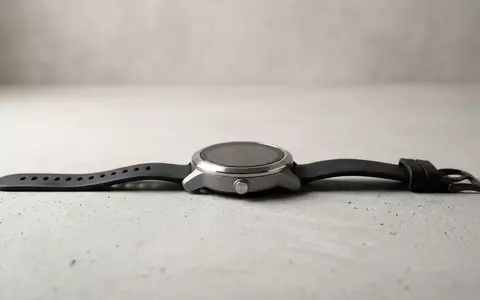 Fotorealistische Studioaufnahme von Smartwatch zum Thema Amazfit Bip 5 Smartwatch, klare Lichtfuehrung - Foto: THN