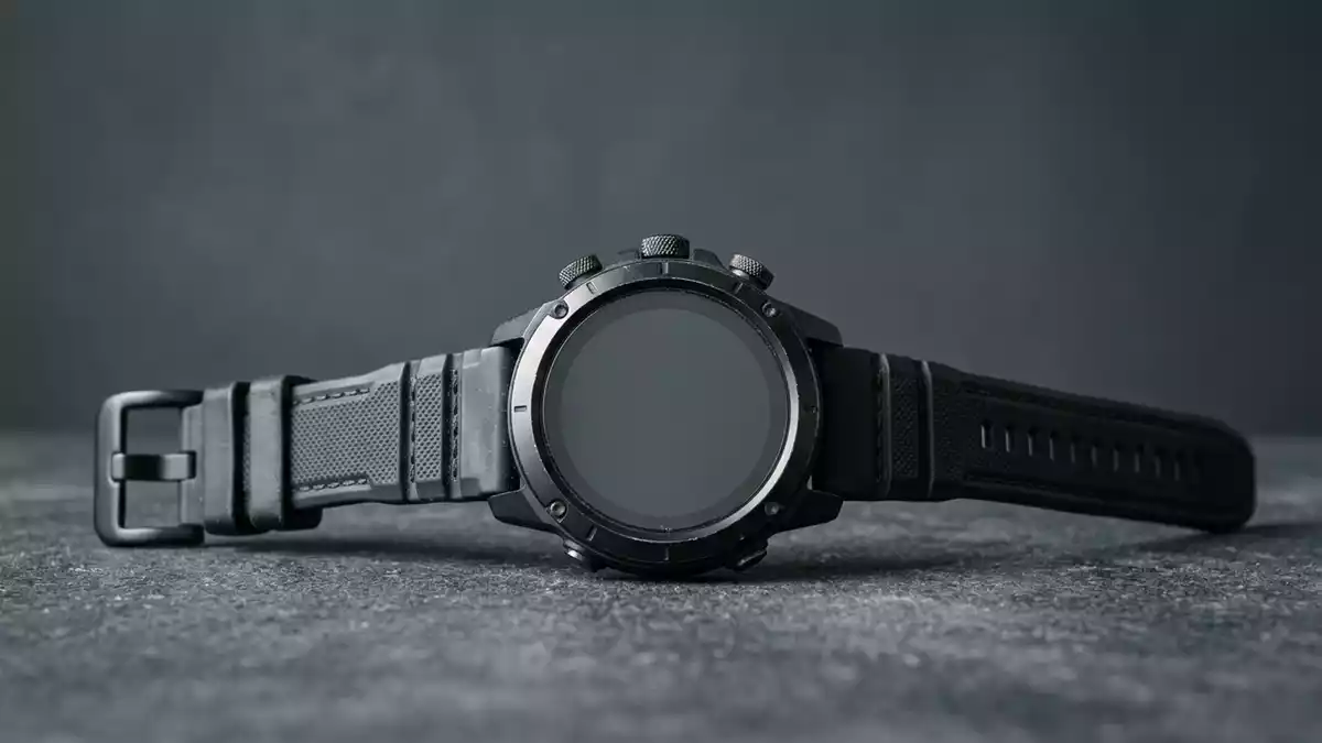 Fotorealistische Studioansicht von Outdoor-Smartwatch in neutraler Produktdarstellung