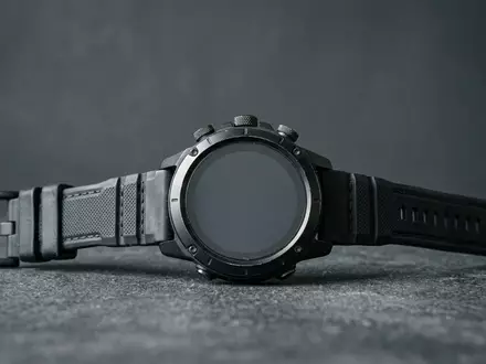 Fotorealistische Studioaufnahme von Outdoor-Smartwatch zum Thema Amazfit T-Rex 3 Outdoor-Smartwatch, klare Lichtfuehrung - Foto: THN
