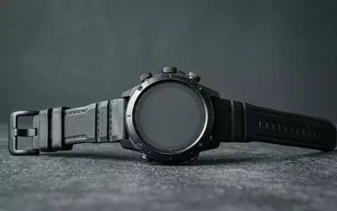 Fotorealistische Studioaufnahme von Outdoor-Smartwatch zum Thema Amazfit T-Rex 3 Outdoor-Smartwatch, klare Lichtfuehrung - Foto: THN